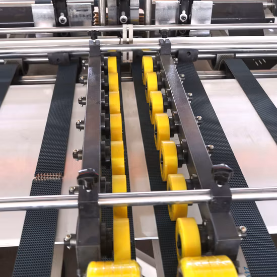 Colleuse automatique de dossiers et machine de regroupement pour boîte en carton ondulé